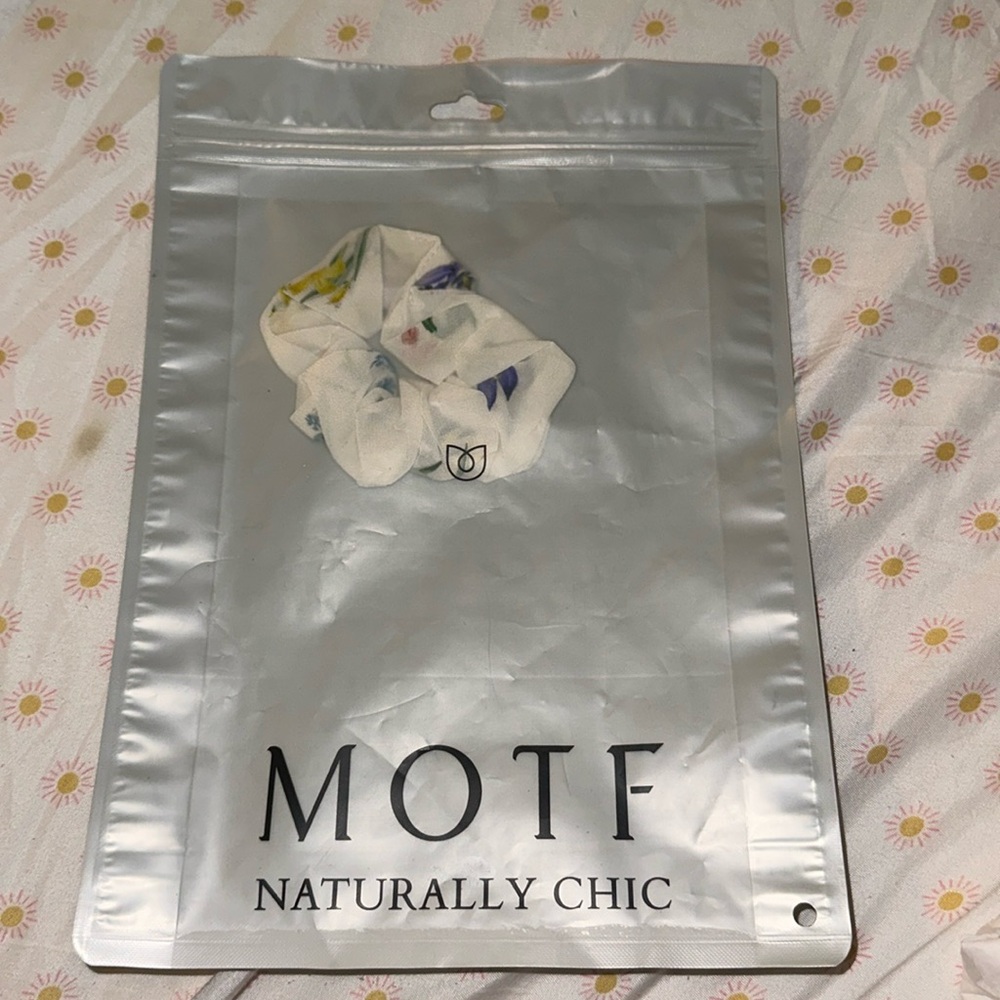 SHEIN floral scrunchie